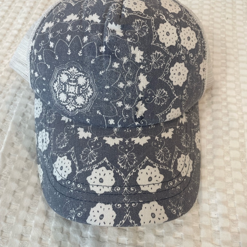 O'Neill Navy and White Mesh Cap